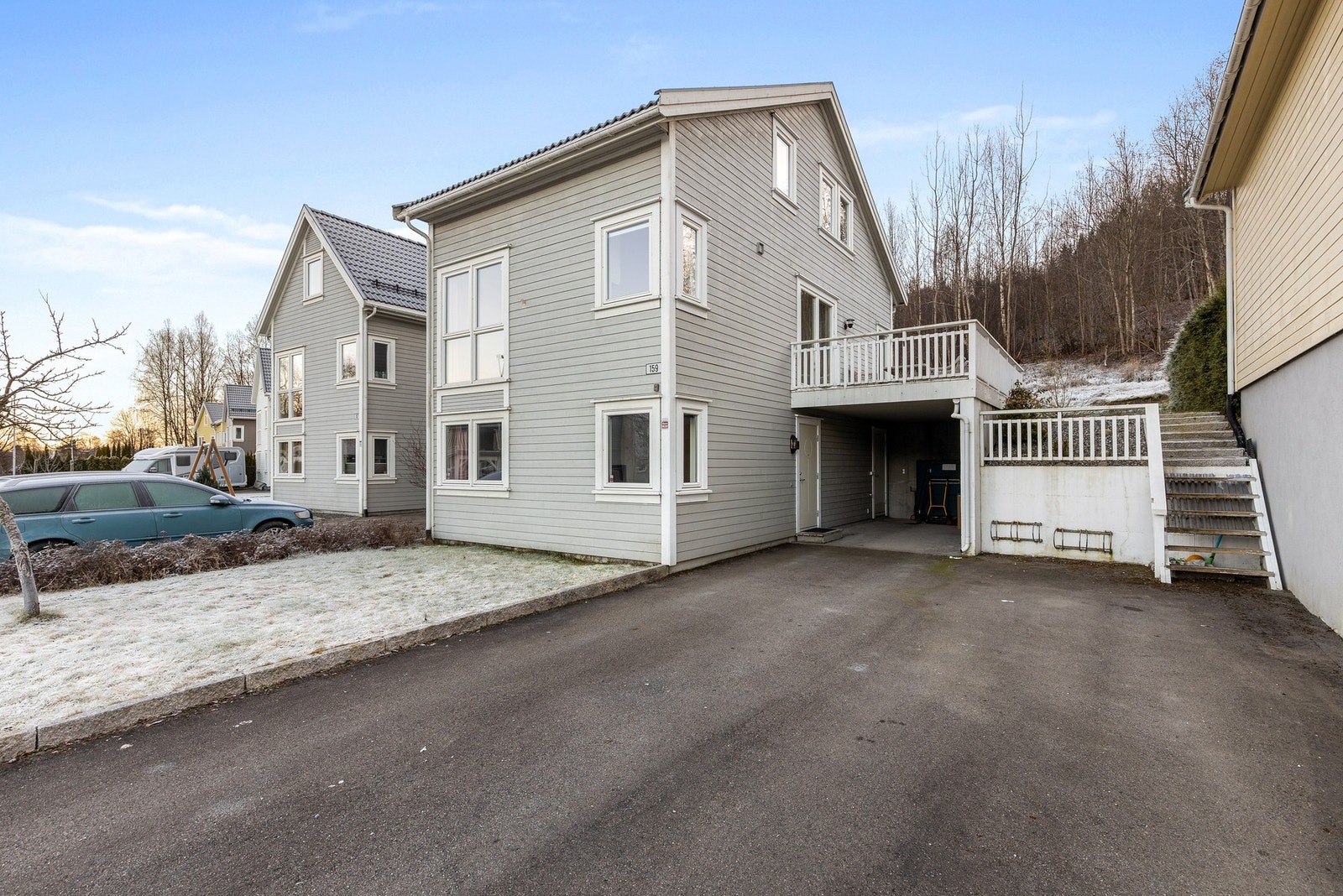 Svært gode parkeringsmuligheter i carport på 19 kvm og stor, asfaltert gårdsplass Galleribilde