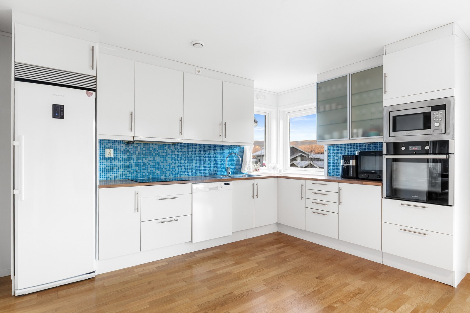 Innredningen har integrert platetopp, stekeovn og micro. I tillegg er det røropplegg til oppvaskmaskin, komfyrvakt og nisje til frittstående kjøleskap Galleribilde