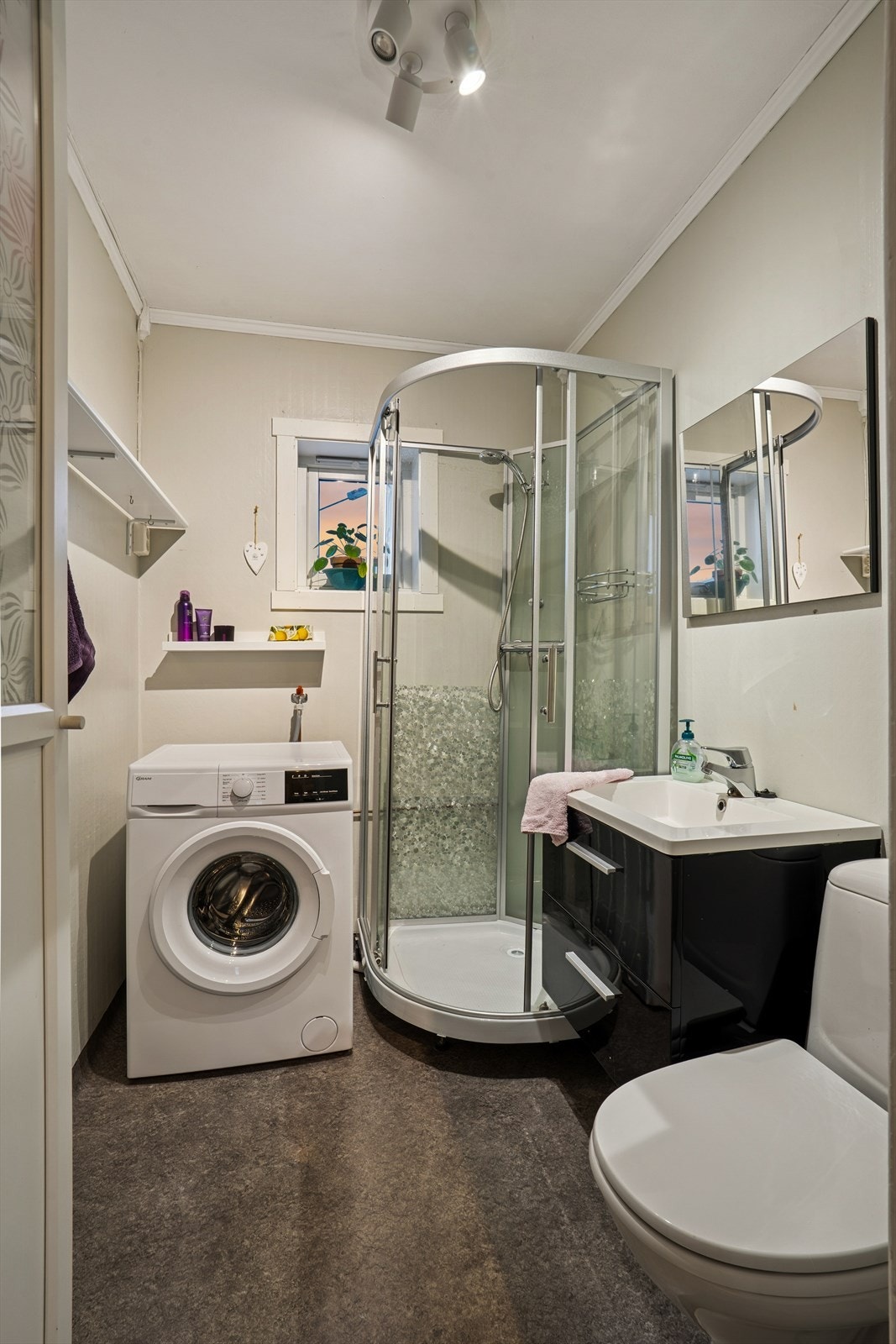 Overflatene på badet består av vinylbelegg på gulvet og våtromstapet på veggene. Galleribilde