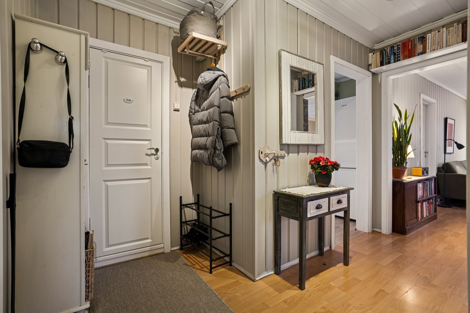 Entreen som ønsker deg velkommen inn har plass til å henge fra seg yttertøy og plassere fottøy. Galleribilde