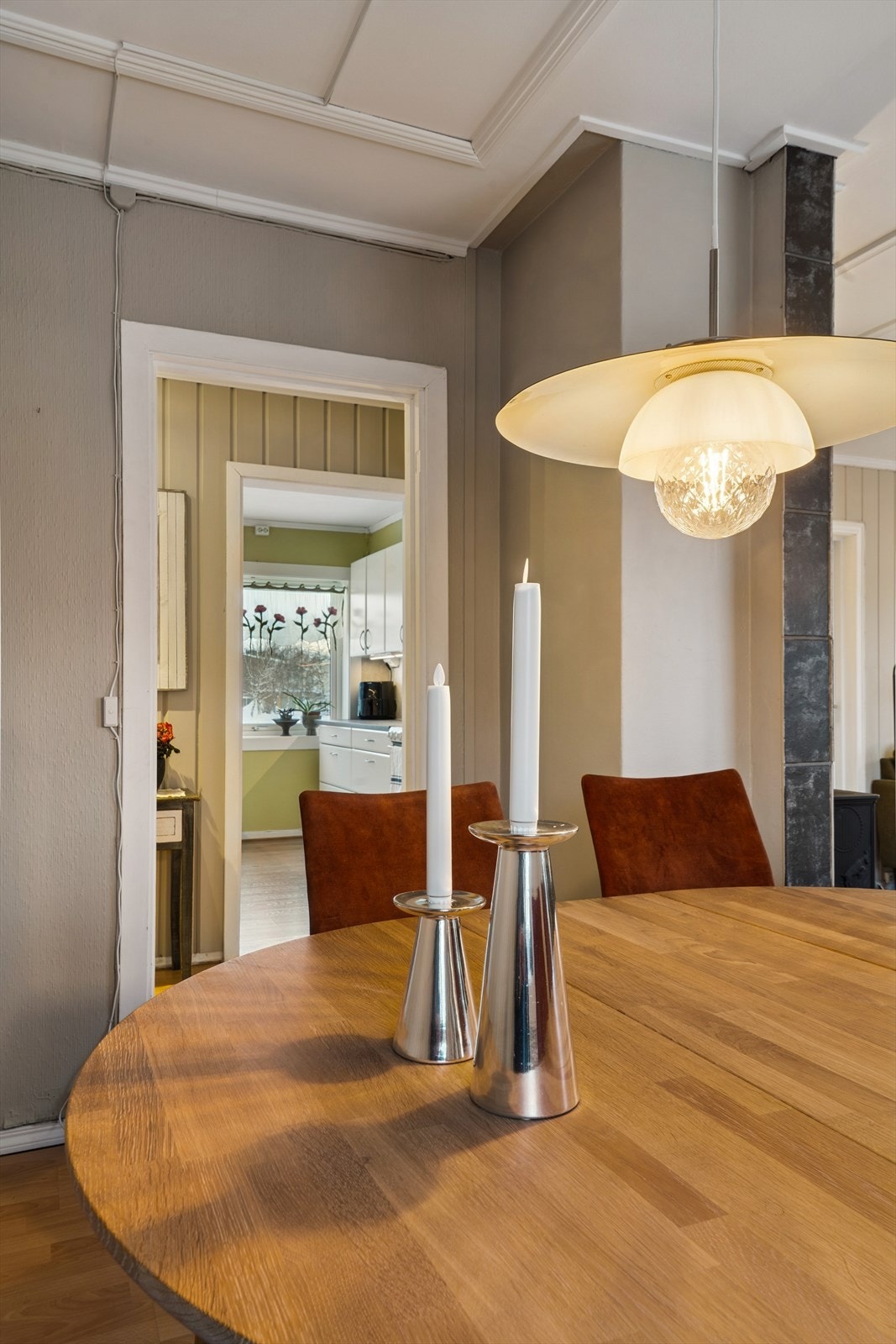 Spisegruppen har en praktisk plassering med nærhet il kjøkkenet. Galleribilde