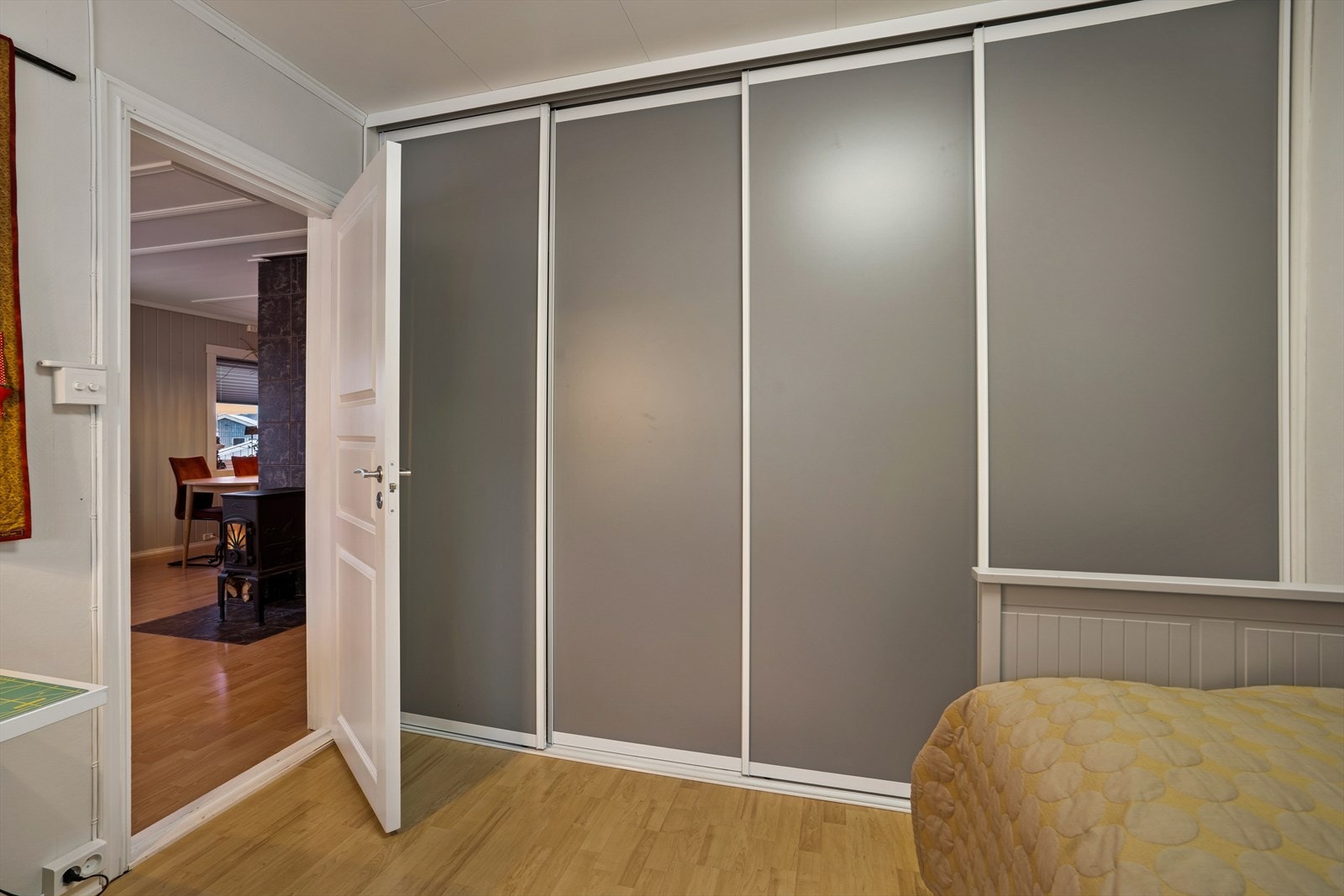 Her får du godt med oppbevaringsplass i en stor garderobeløsning. Galleribilde