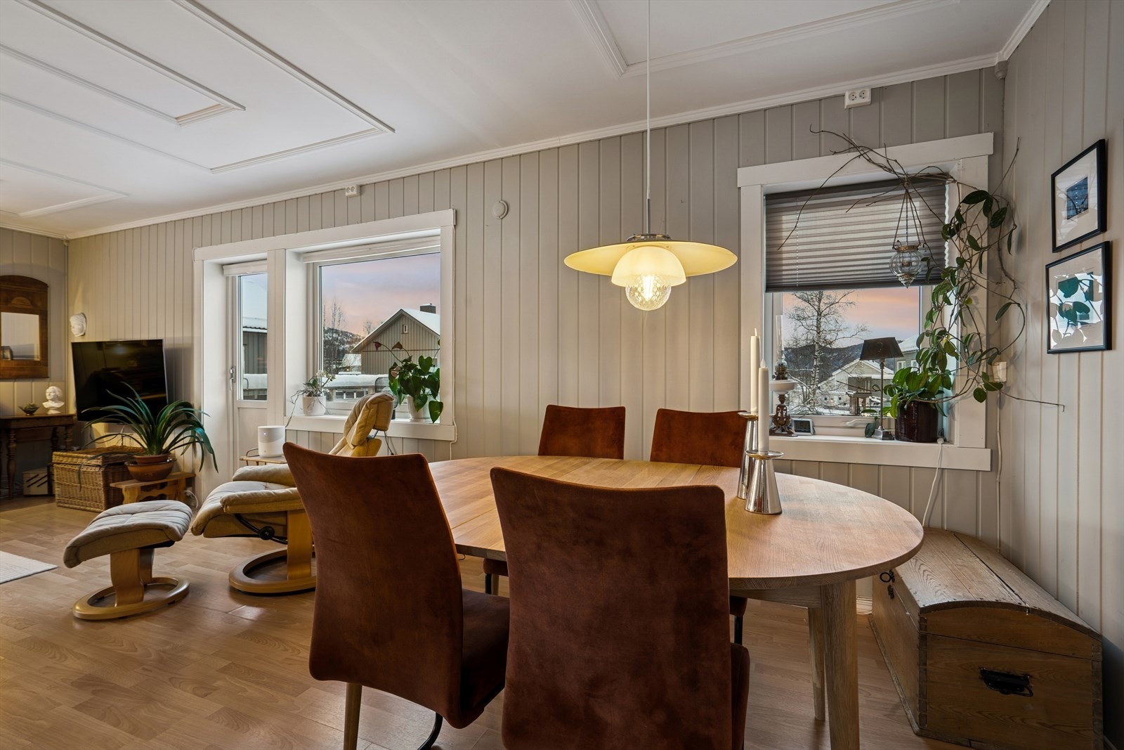 Spisestuen har god plass til spisebord og tilhørende møbler. Galleribilde