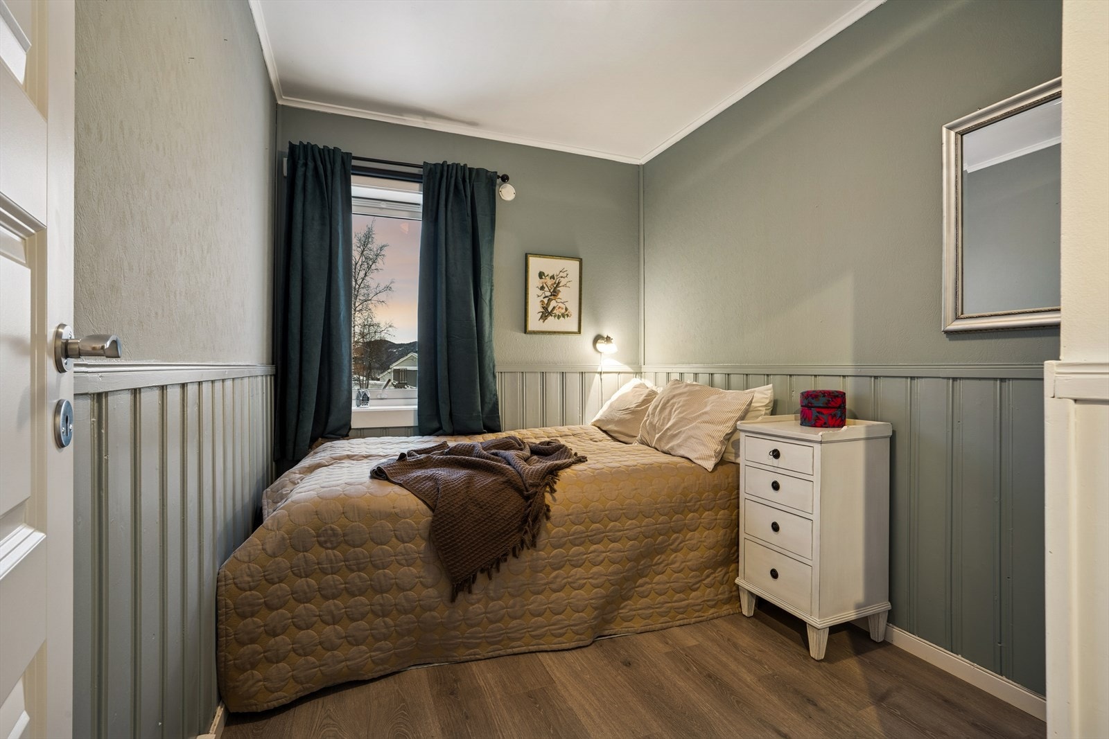 Soverom med god plass til seng og tilhørende møbler. Galleribilde