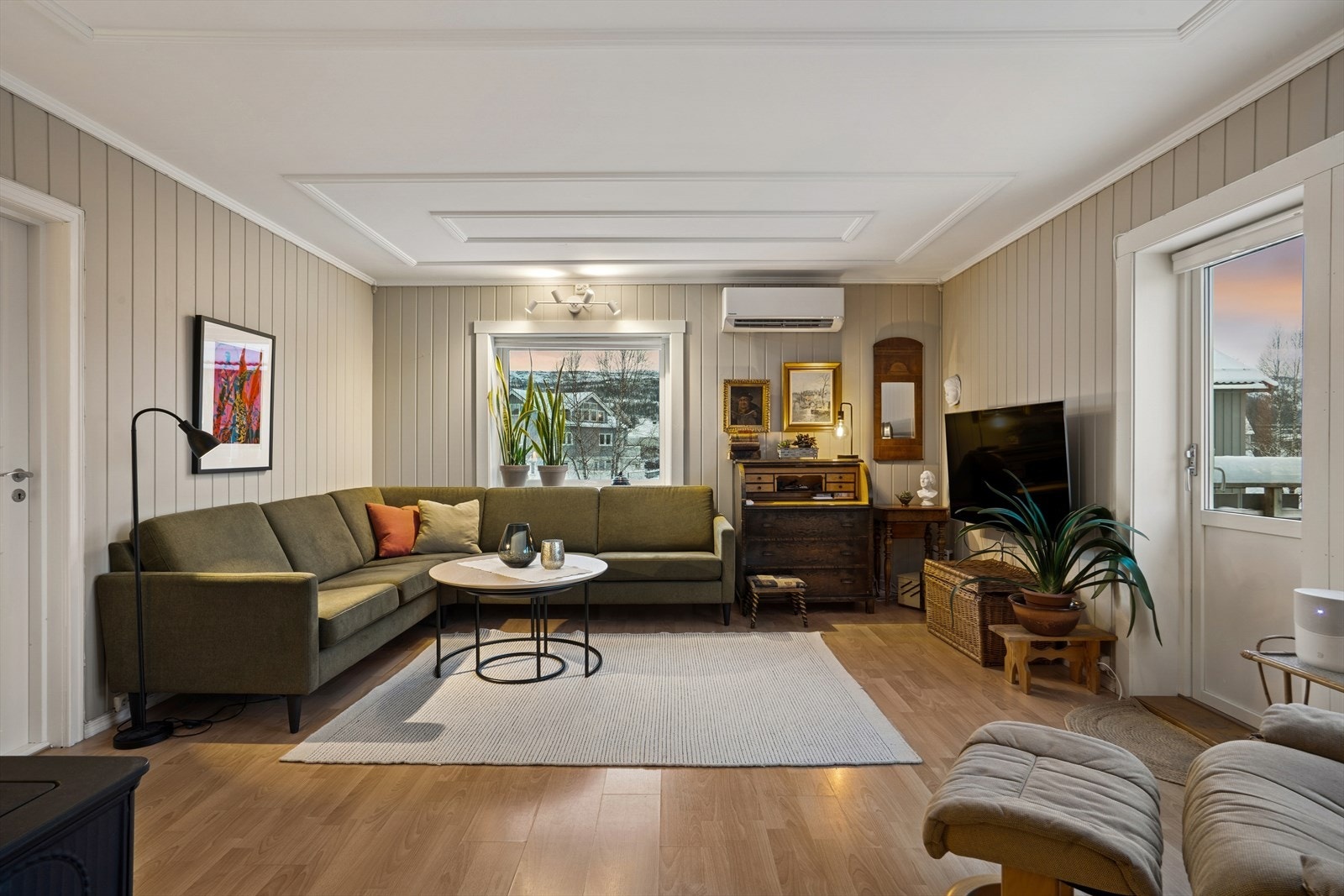 Stuen har god plass til sofagruppe, spisegruppe og andre sosiale soner. Galleribilde