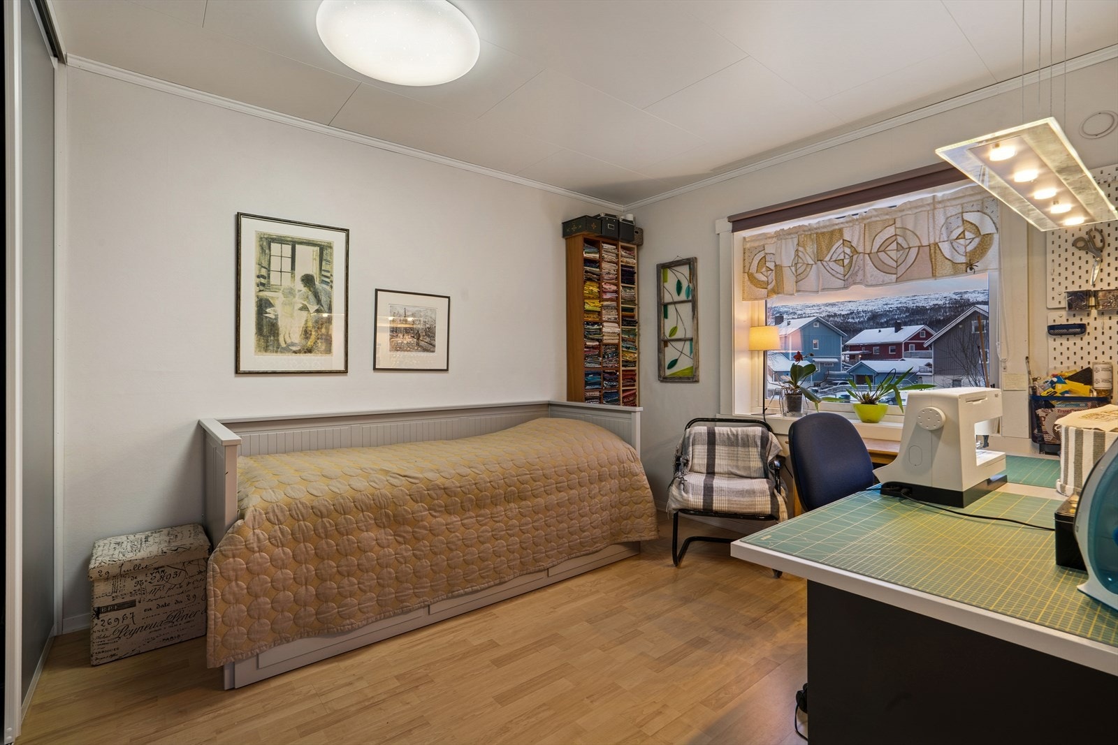 Romslig soverom med plass til seng og arbeidsområde. Galleribilde