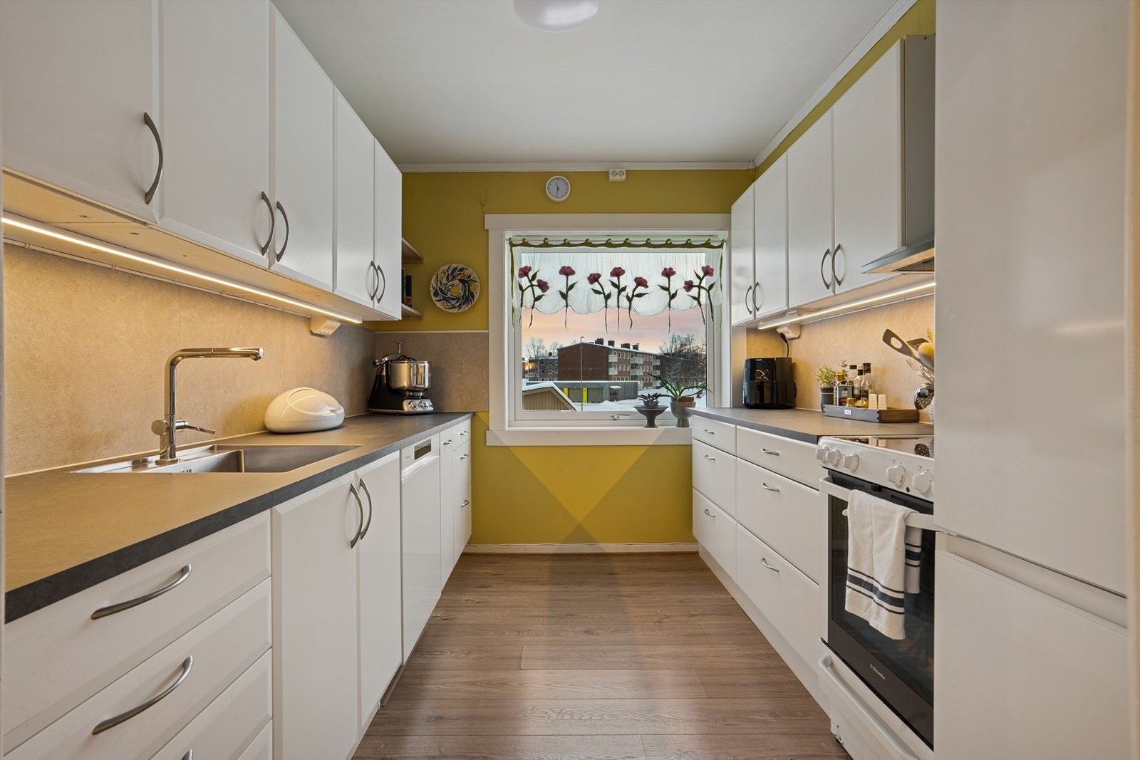 Kjøkkenet har en innredning med glatte fronter og laminat benkeplate. Galleribilde