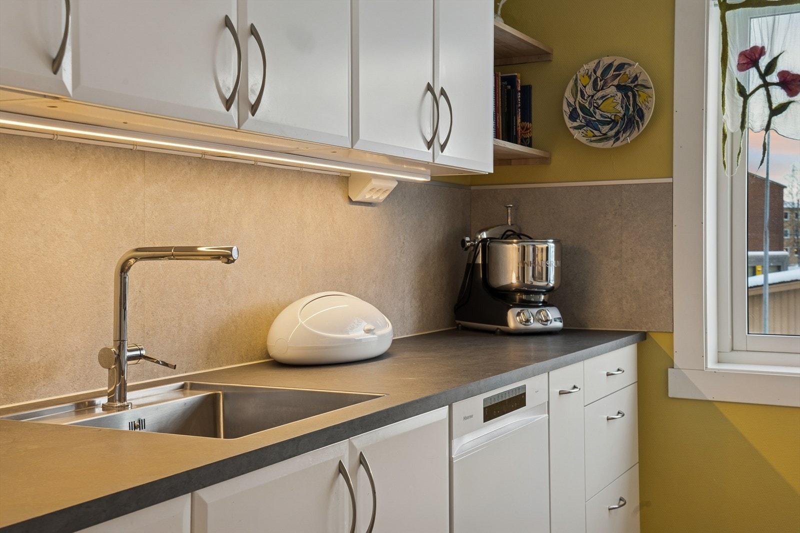 Over benkeplaten er montert et praktisk kitchenboard. Galleribilde