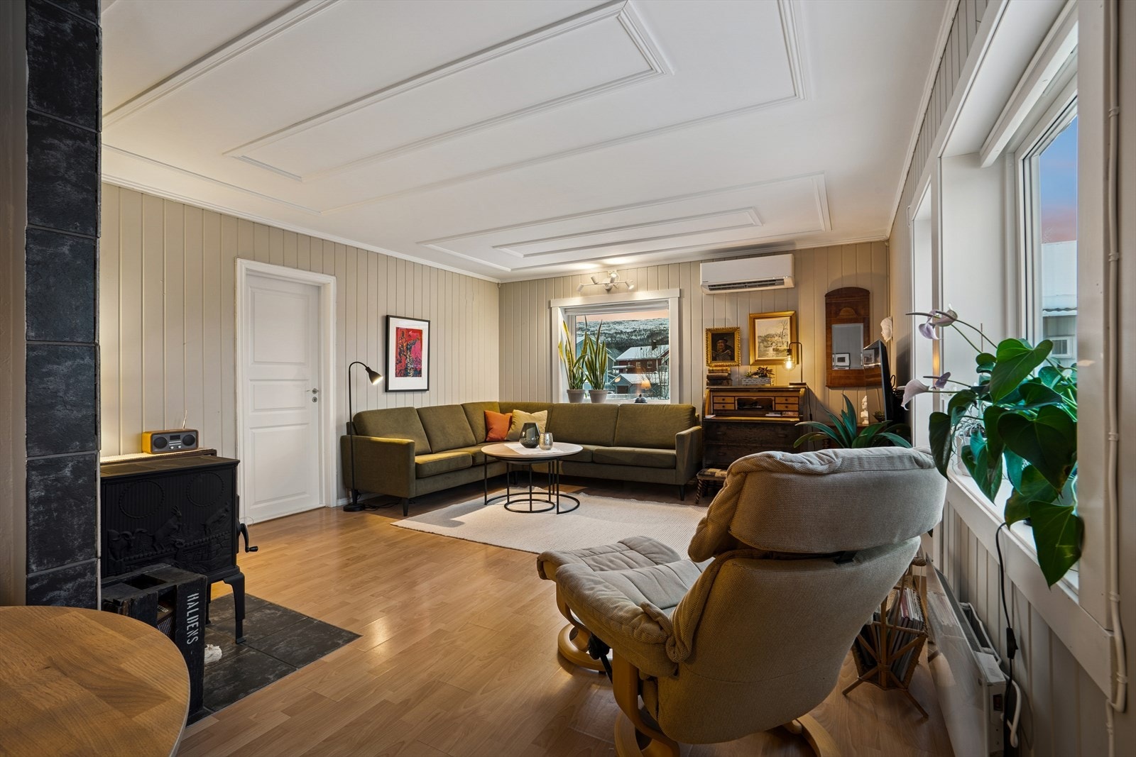 VInduene i stuen slipper inn godt med naturlig lys og gir rommet en lys og luftig følelse. Galleribilde