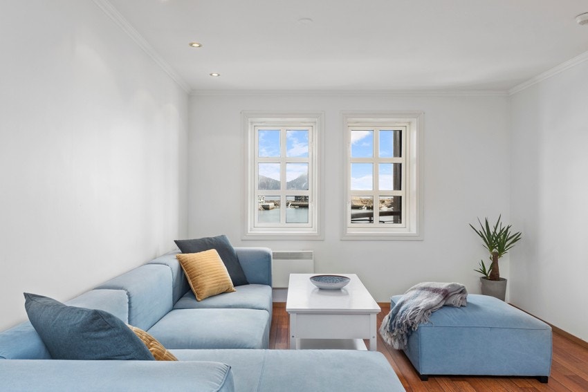 Stuen vender ut mot promenaden og har en vakker utsikt Galleribilde