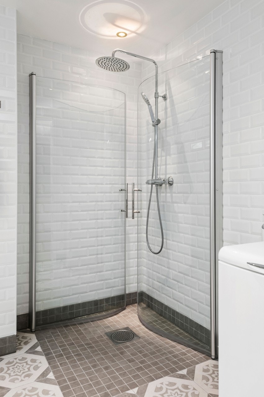 Innfellbare glassdører i dusjnisje Galleribilde