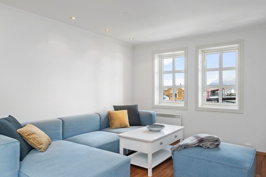 Lyse flater og belysningfra downlights gir en bra romfølelse Galleribilde