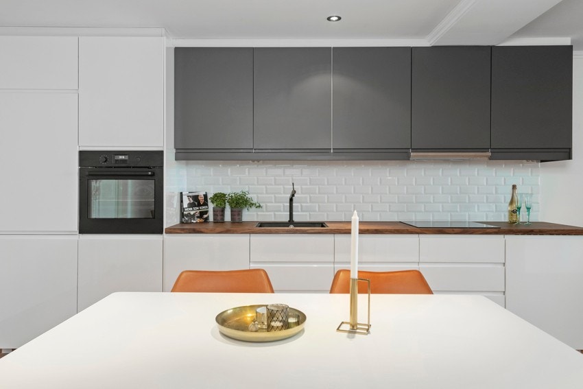 Pen kjøkkeninnredningen med integrerte hvitevarer Galleribilde