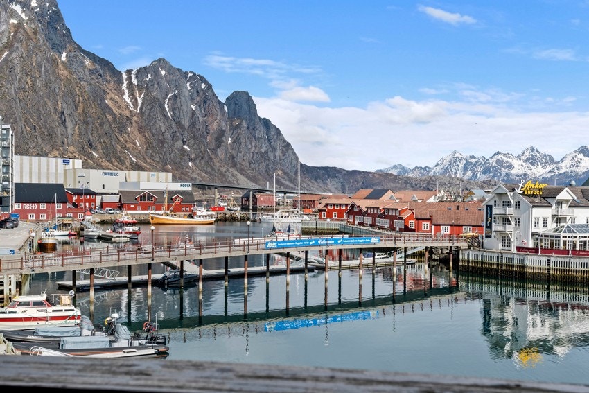 Fra balkong, stue og soverom kan man se en levende utsikt med båttrafikk på fjorden og inne i havnen Galleribilde