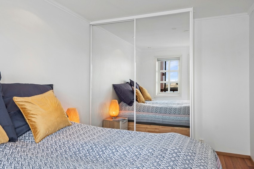 Skyvedørsgarderobe med speilfronter Galleribilde