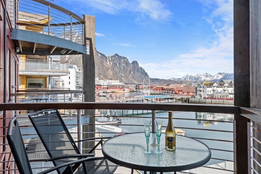 Leiligheten har fabelaktig utsikt over Svolvær havn Galleribilde