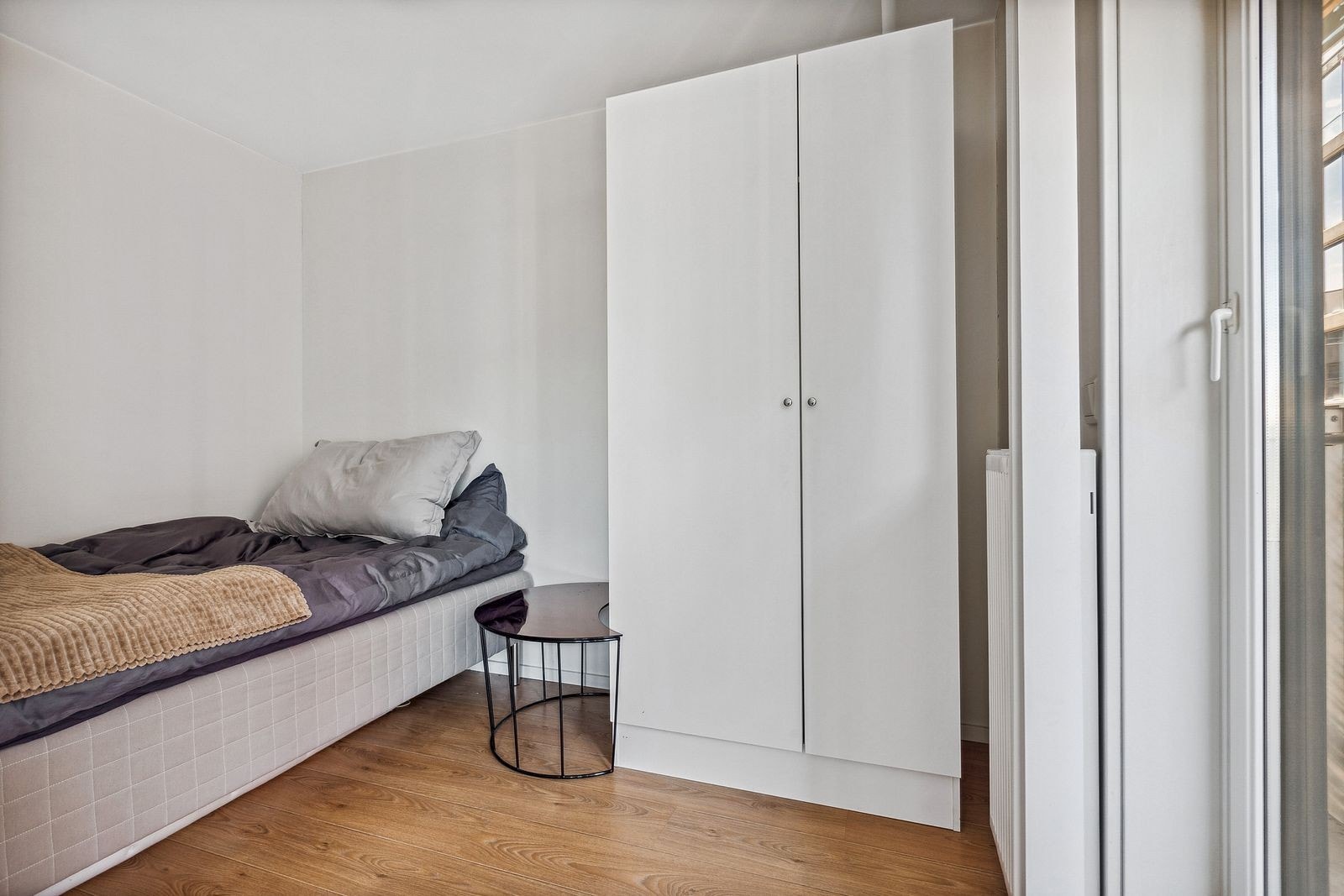 Soverom 1 med tilhørende seng og garderobeskap. Galleribilde