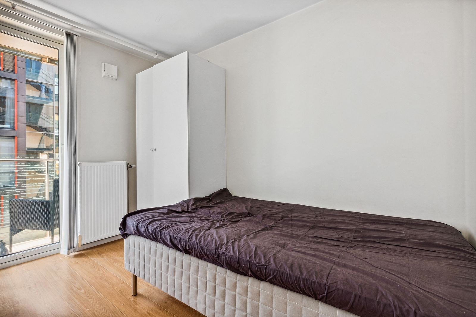 Soverom 2 med tilhørende seng og garderobeskap. Galleribilde