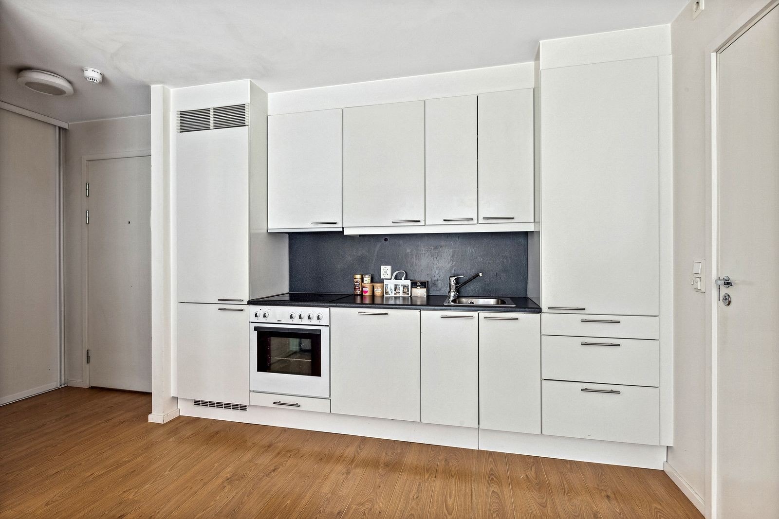 Åpen stue og kjøkkenløsning med hvitevarer inkl. Galleribilde