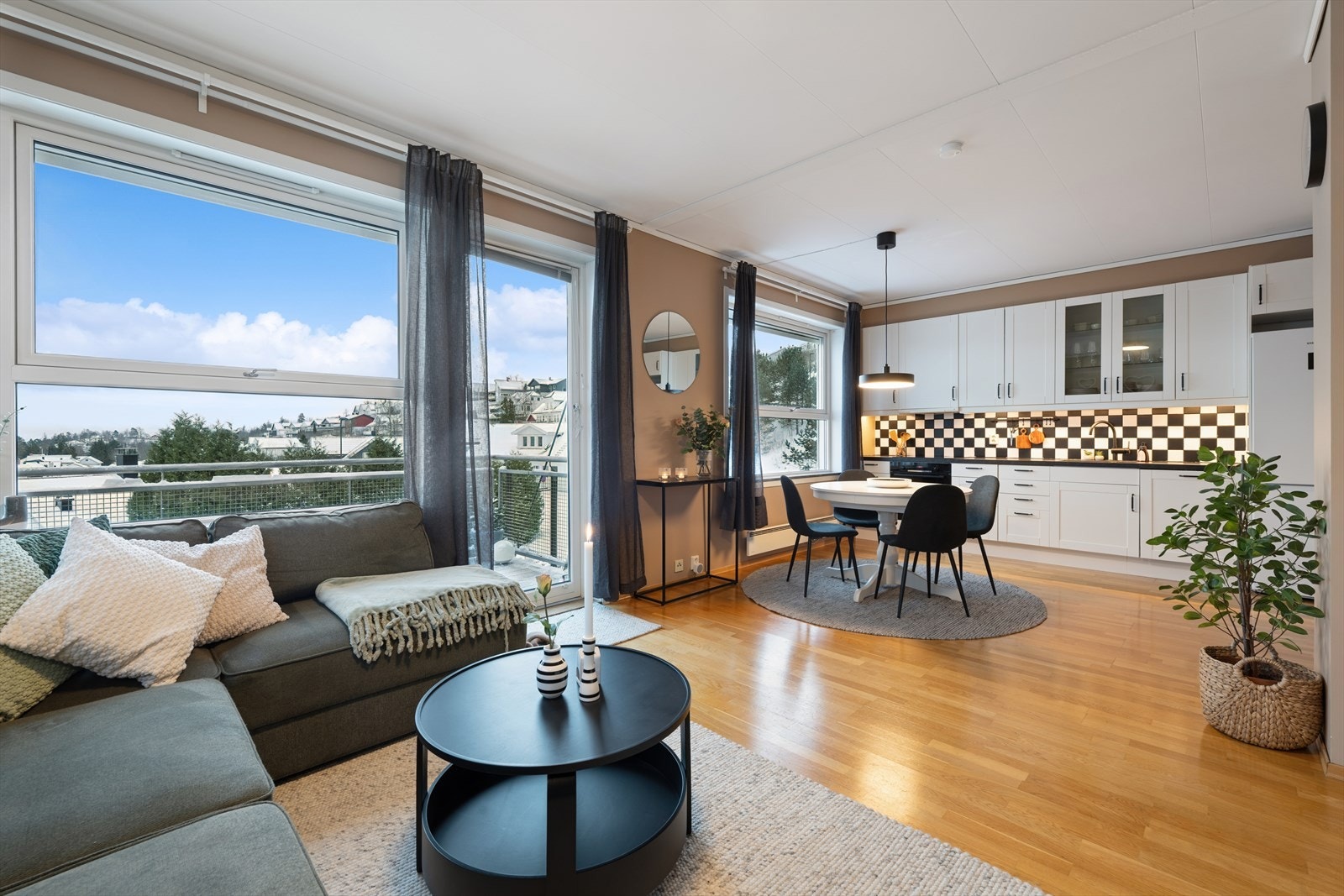 Fra gangen kommer man inn i en åpen og innbydende kjøkken- og stueløsning som skaper en naturlig sosial atmosfære i hjemmet. Galleribilde