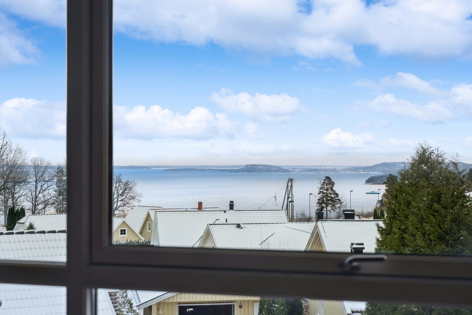 Fra kjøkkenet og stuen byr leiligheten på en fantastisk utsikt over Oslofjorden, med flott panoramablikk Galleribilde