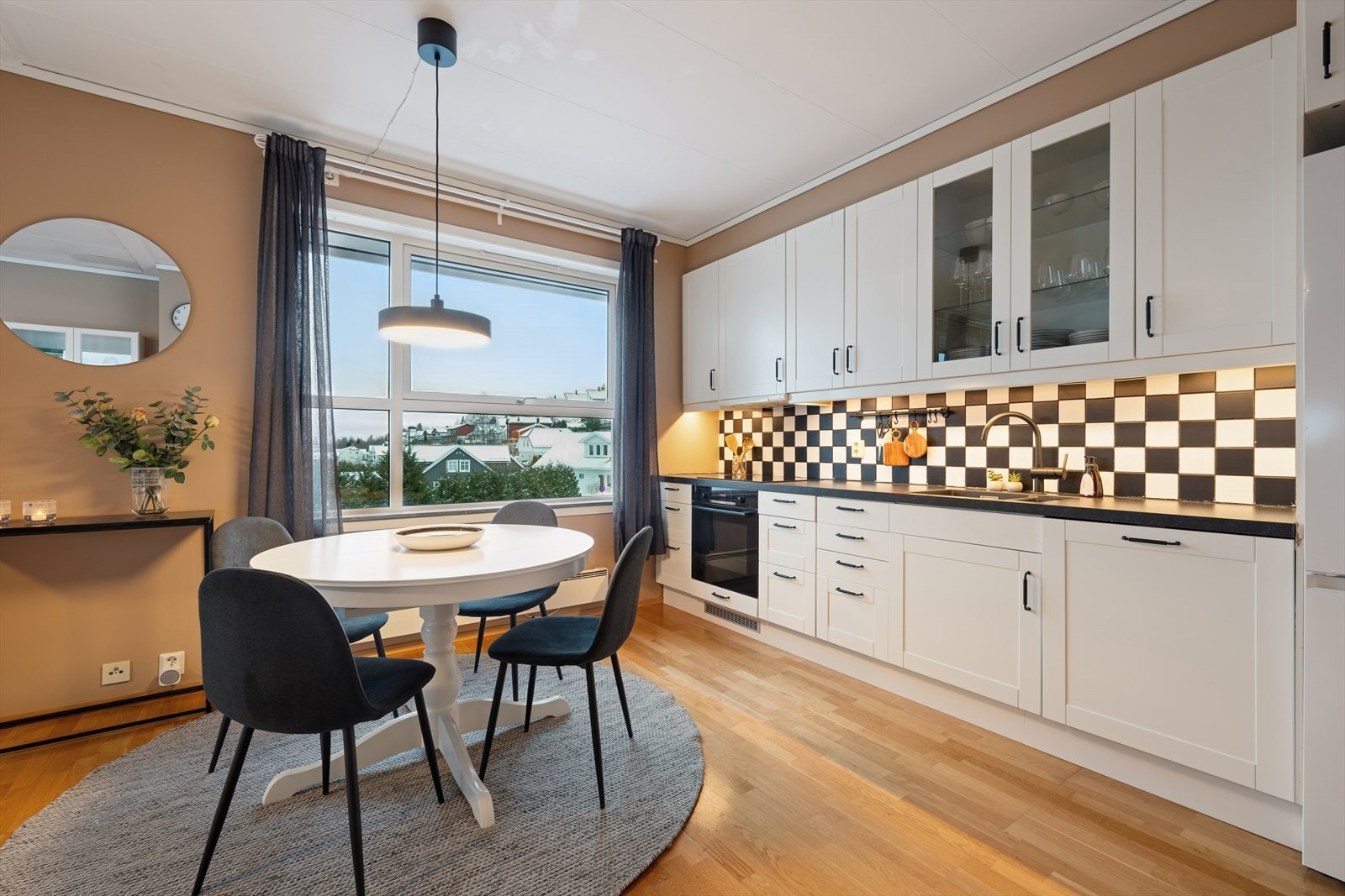 Kjøkkenet ligger i åpen løsning mot stuen og er innredet med en lys og funksjonell kjøkkeninnredning. Galleribilde