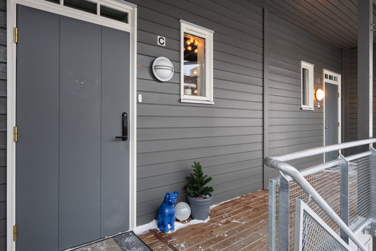 Leiligheten ligger i byggets andre etasje med adkomst via overbygget svalgang. Galleribilde