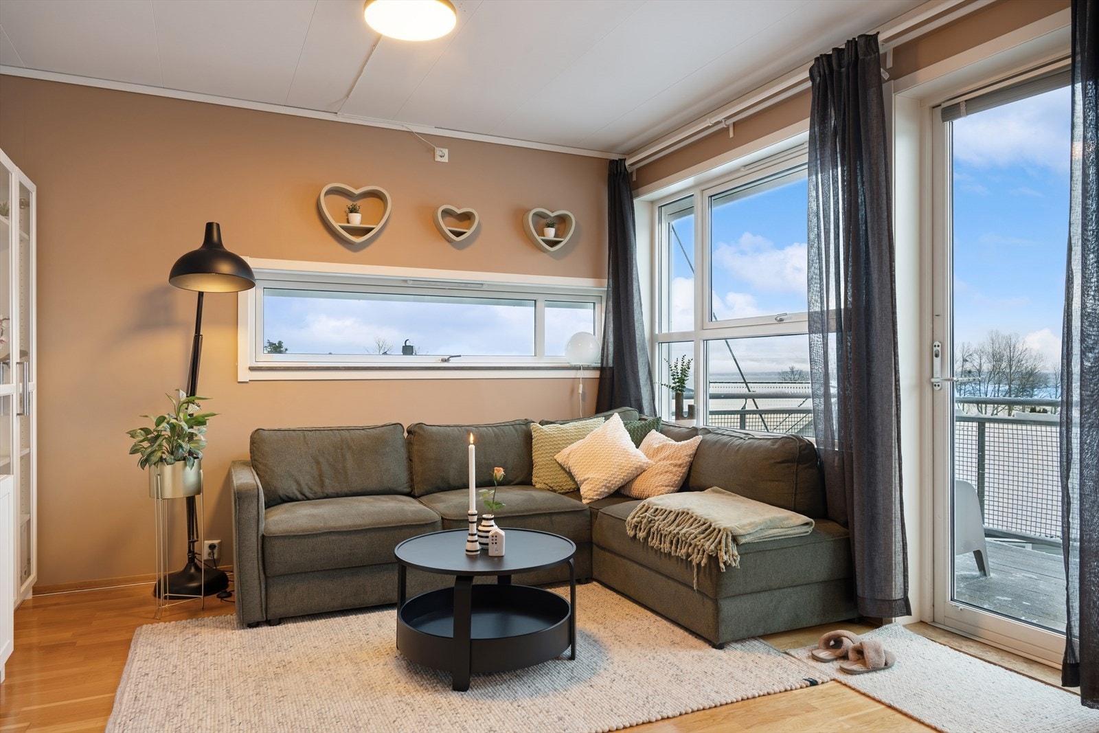 Fra stuen er det også direkte utgang til en stor og solrik balkong med plass til utemøbler. Galleribilde