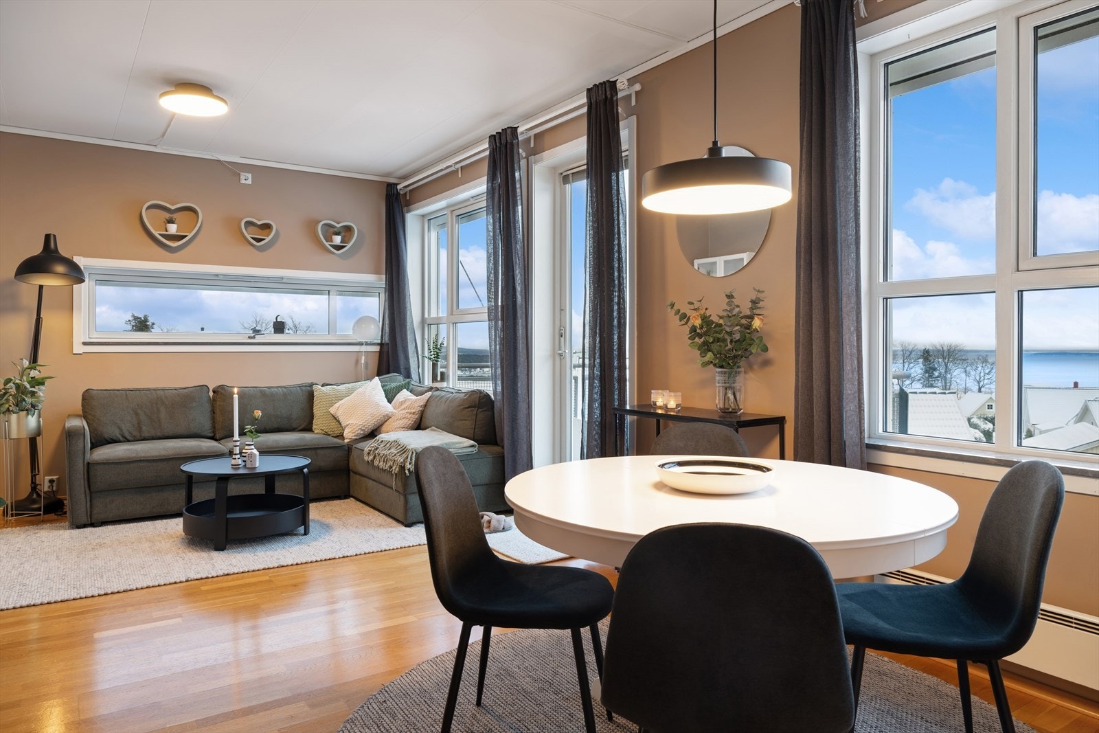 Rommets mange vindusflater, og terrassedøren med glass, slipper inn rikelig med dagslys og gjør rommet lyst og luftig. Galleribilde