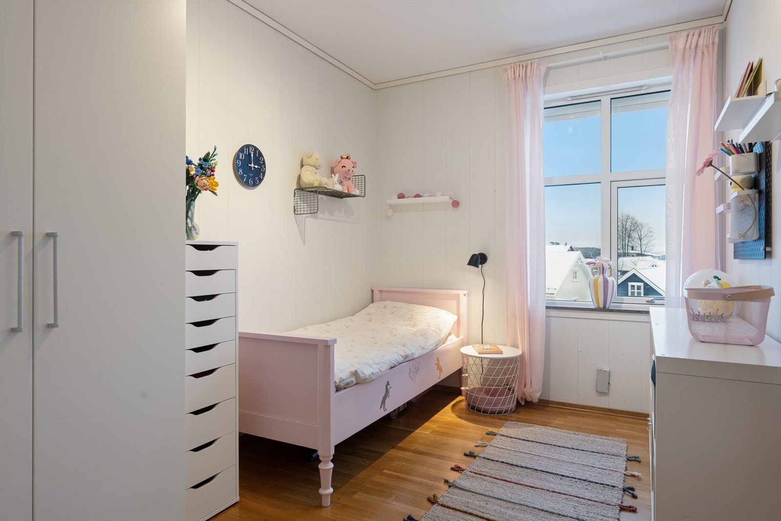 Leilighetens andre soverommet er noe mindre, men fremdeles romslig og kan fint benyttes som barnerom, gjesterom, kontor eller etter eget behov. Også her er det garderobeskap installert. Galleribilde