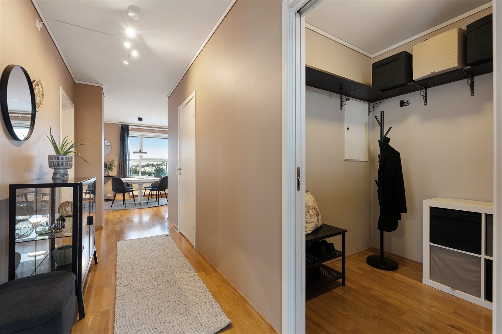 Her er det god plass til å henge fra seg yttertøy og sette fra seg sko i boden, som gjennom skyvedøren fungerer svært godt som et eget garderoberom. Galleribilde