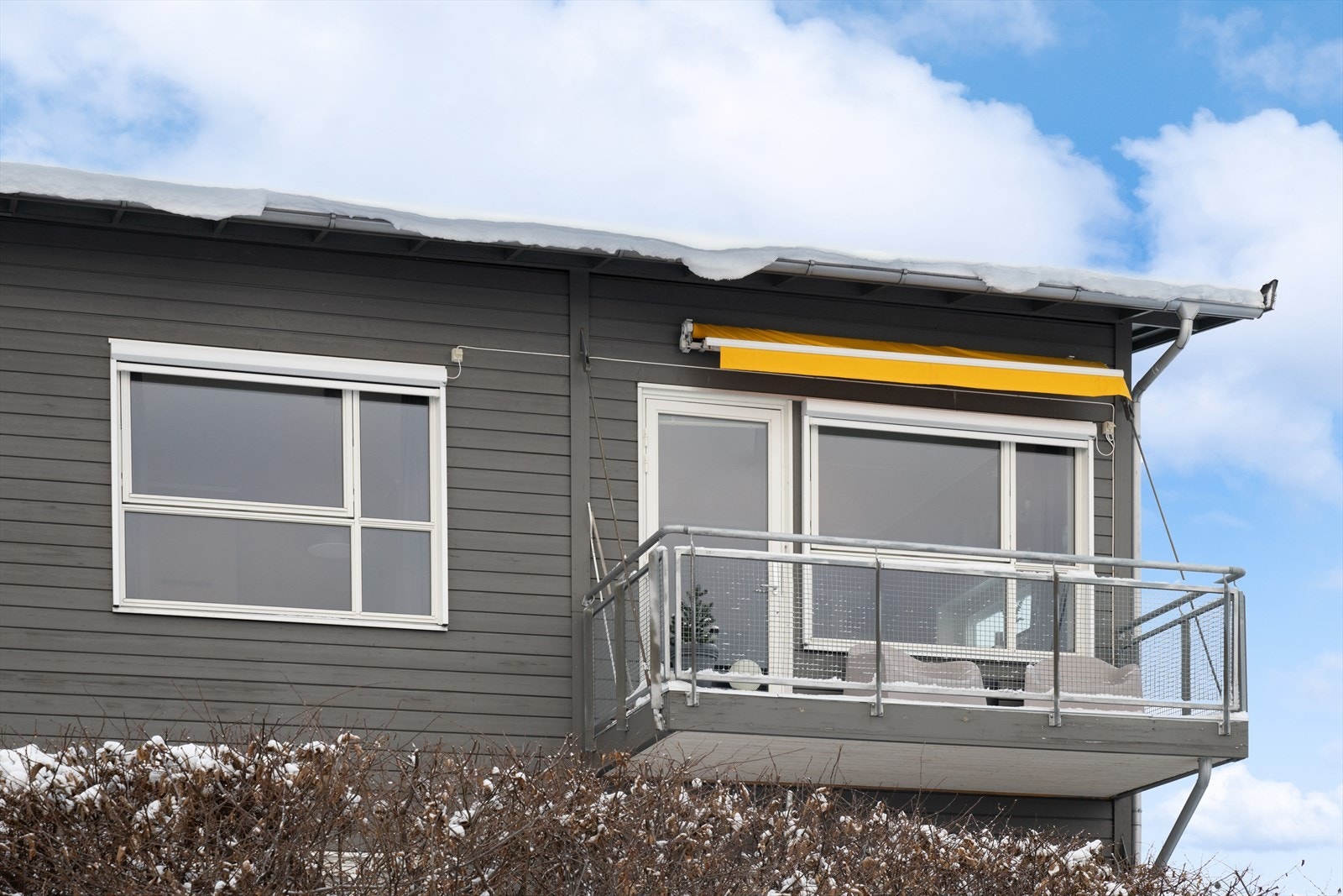 Det er installert markise over terrassen og screens på kjøkkenvinduet. Merk at screenen trenger reparasjon før den kan tas i bruk. Galleribilde