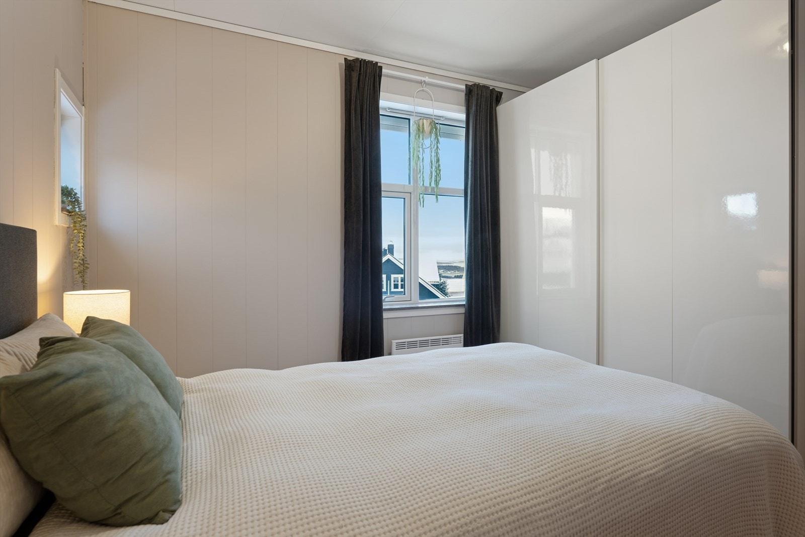 I dag er rommet allerede godt utstyrt med garderobeløsning. Galleribilde