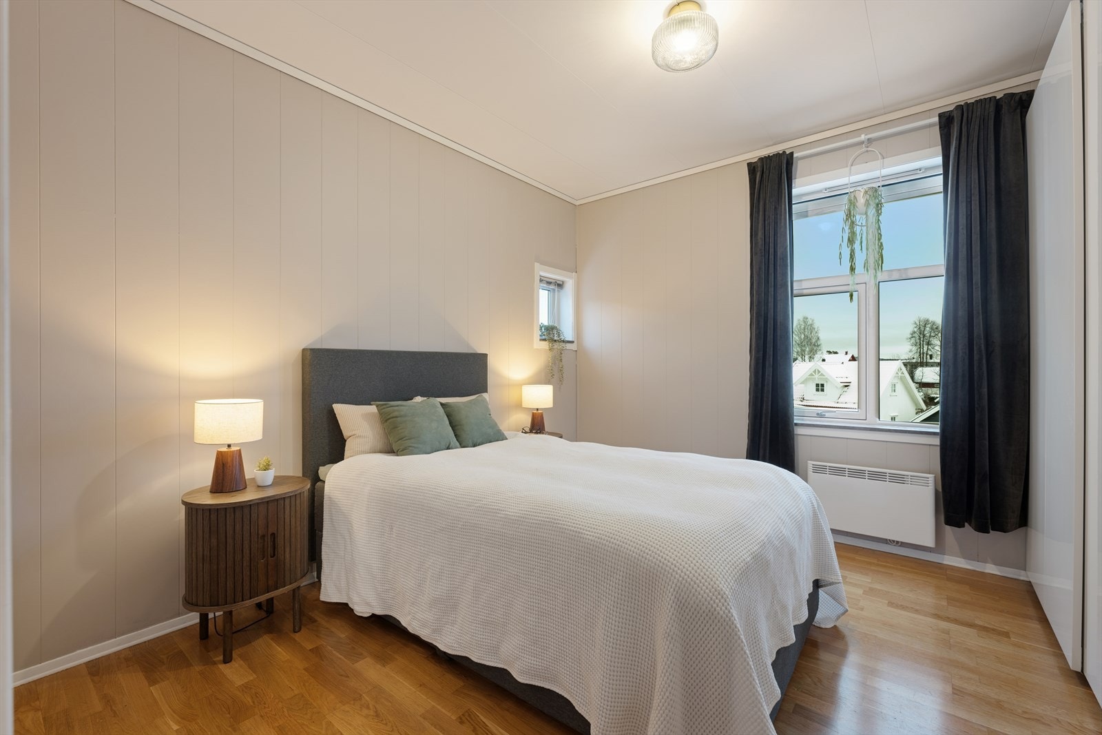 Hovedsoverommet har god plass til seng med nattbord og muligheter for ønskede garderobeløsninger. Galleribilde