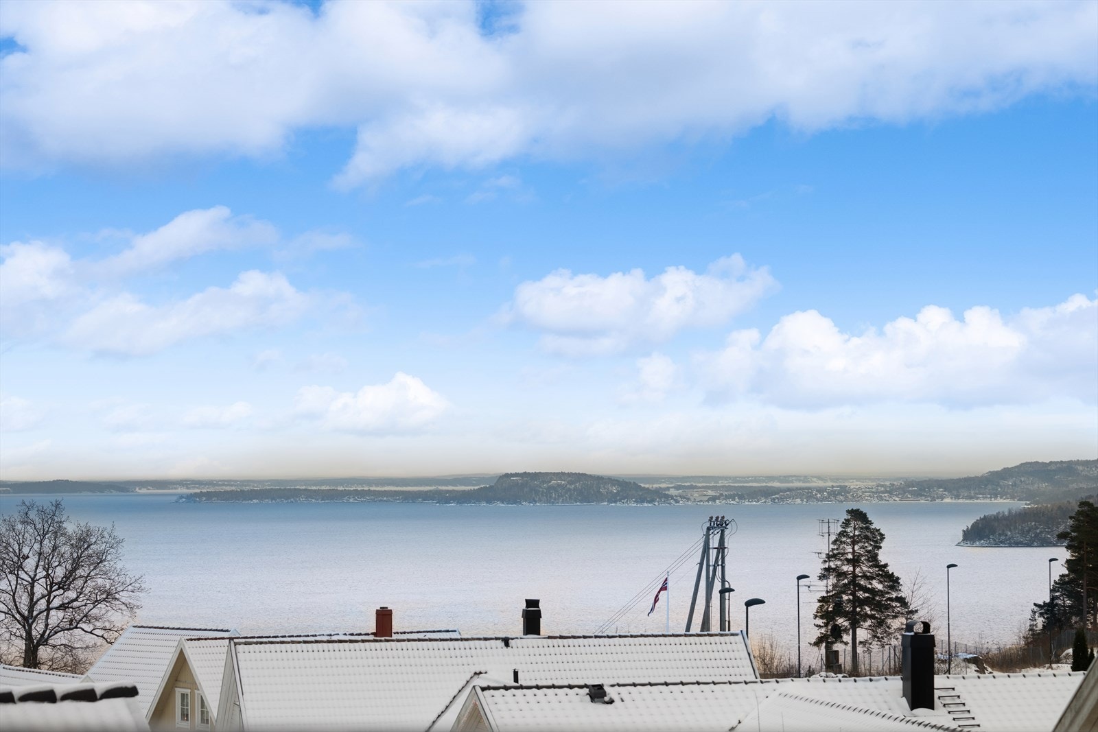 Med flott panoramablikk får man mulighet til å følge både båtliv og stemningsfulle soloppganger fra leilighetens egen terrasse. Galleribilde