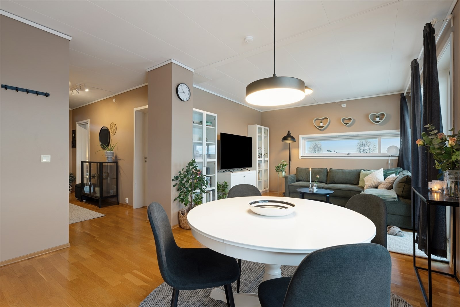 Fra stuen er det enkel tilgang til de øvrige rommene i leiligheten. Galleribilde