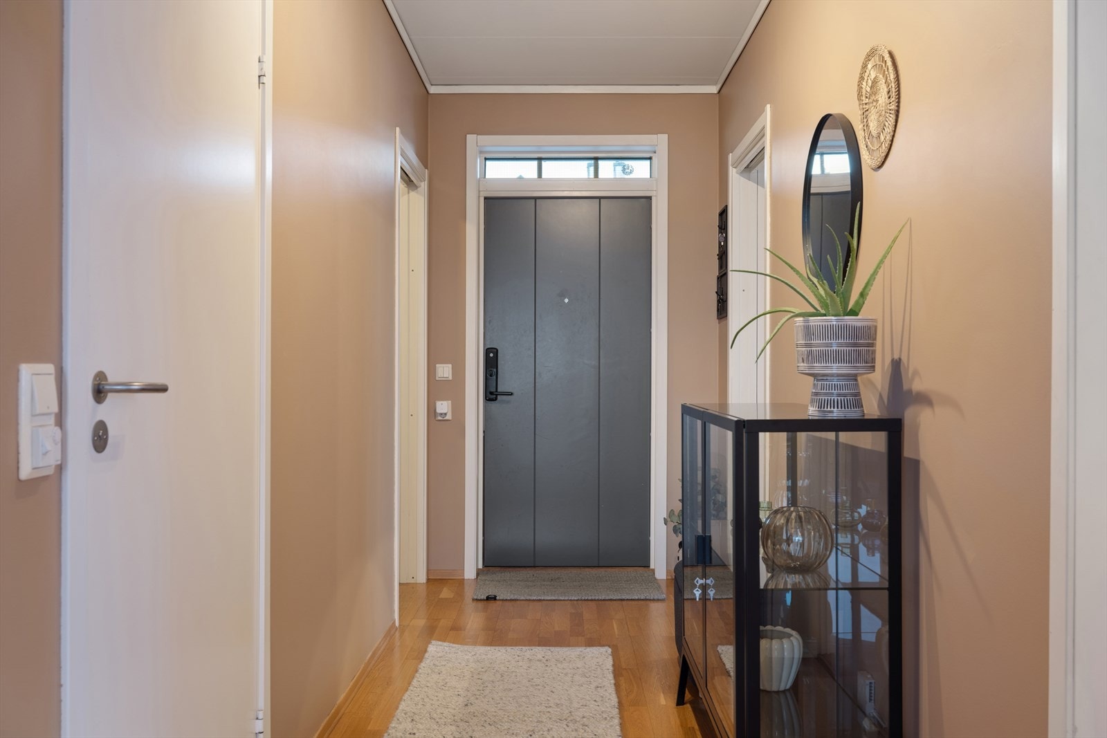 Vel innenfor inngangsdøren, møtes du av en lys og trivelig entré. Galleribilde