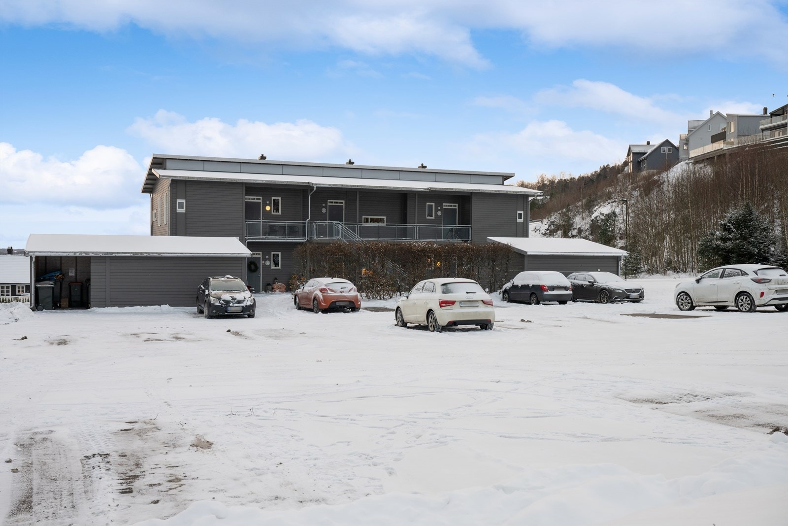 Det medfølger også en egen parkeringsplass på felles parkeringsområde. Galleribilde