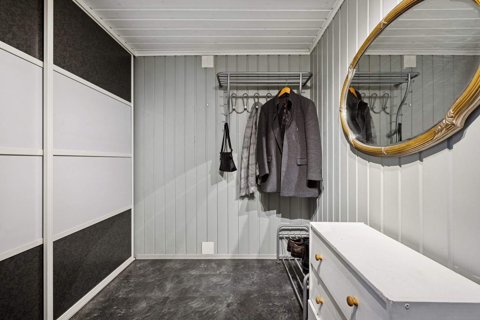 Romslig entré med skyvedørsgarderobe og god plass til å henge fra seg yttertøy. Galleribilde