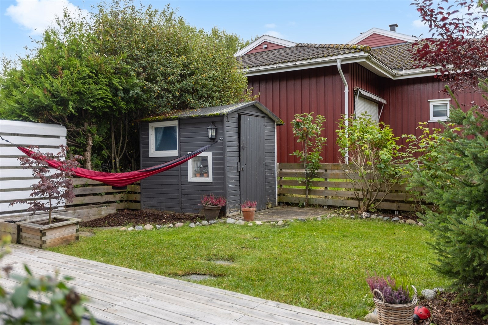 Praktisk utebod for oppbevaring av redskaper og lignende. Galleribilde