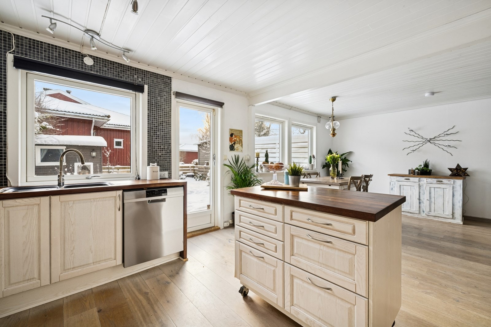 Praktisk kjøkkenøy på hjul som kan flyttes ved behov. Galleribilde