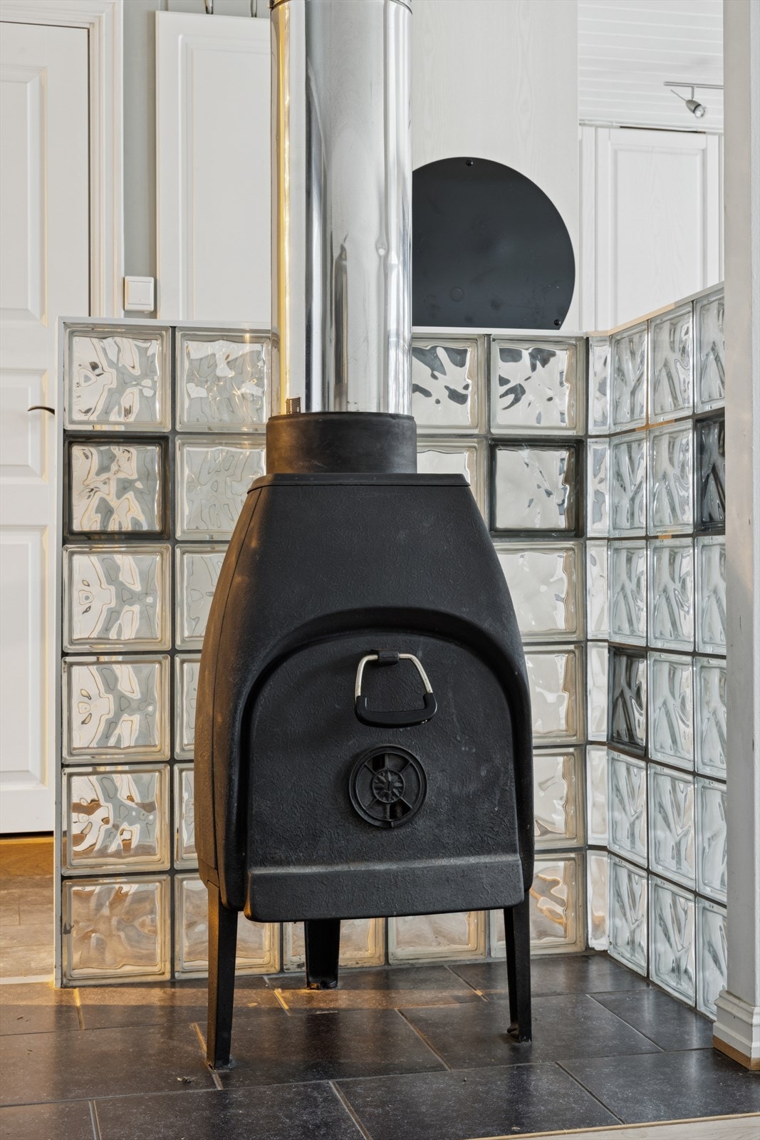 Boligen har en peisovn som varmer godt på kaldere dager. Det er også montert varmepumpe i stuen. Galleribilde