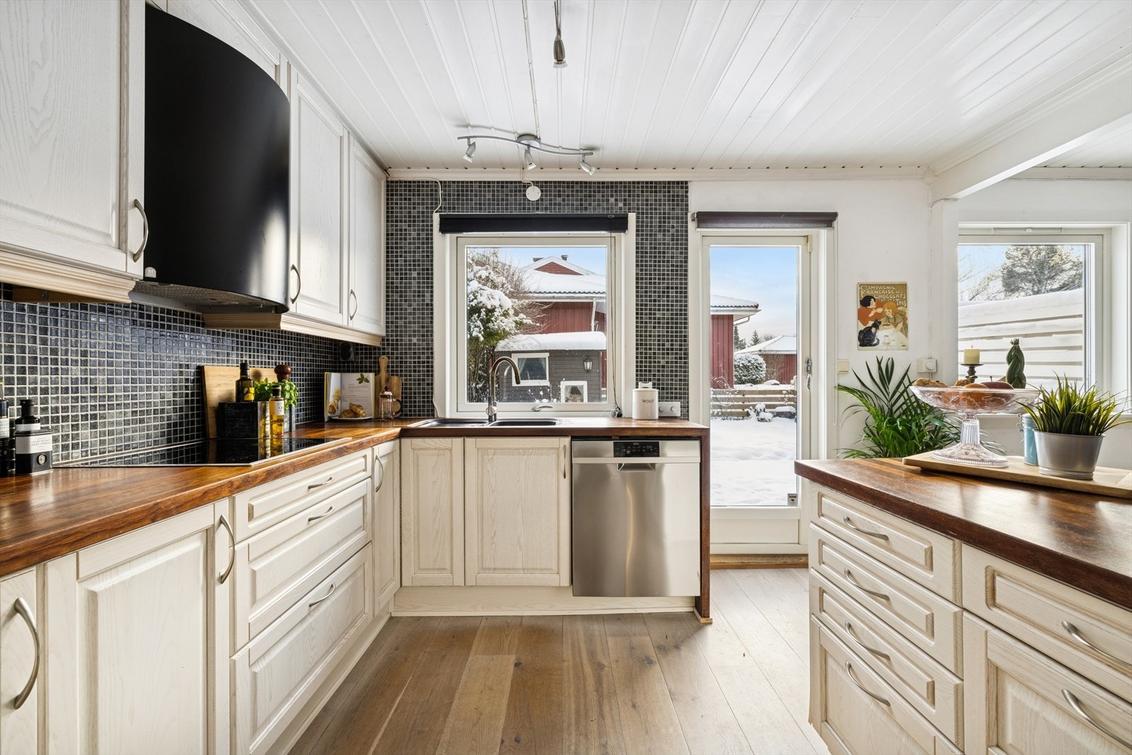 Velholdt kjøkkeninnredning med profilerte fronter og heltre benkeplate. Galleribilde