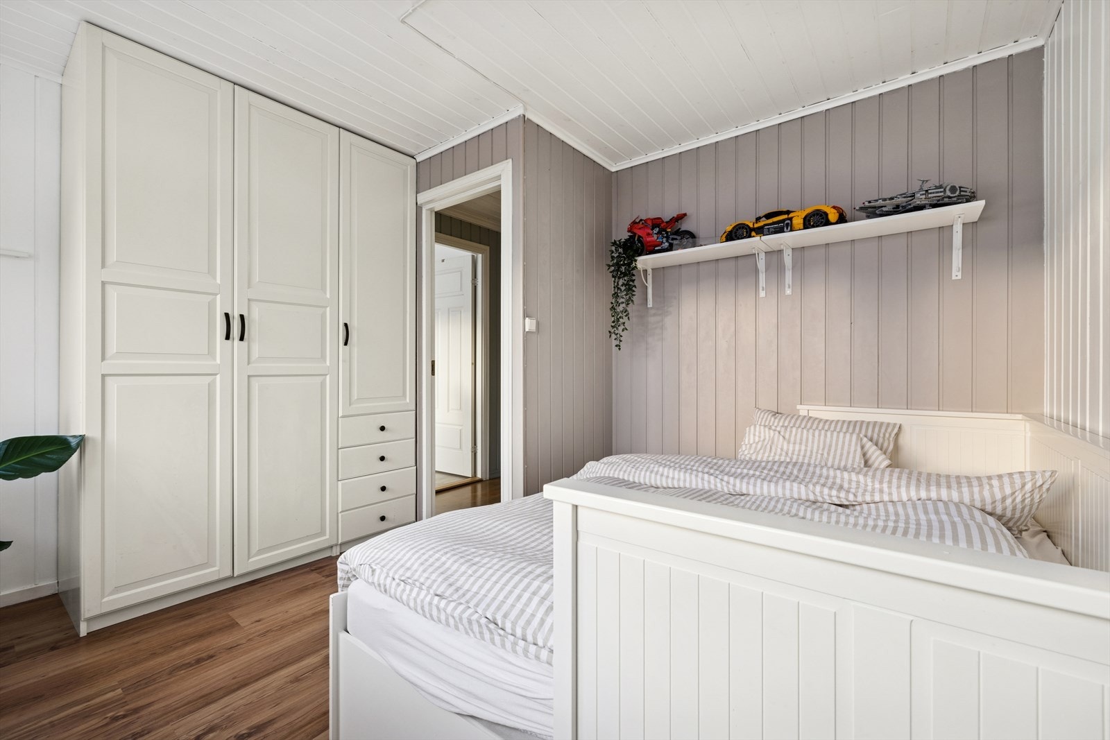 Soverom 2 er innredet med praktisk garderobeskap. Galleribilde