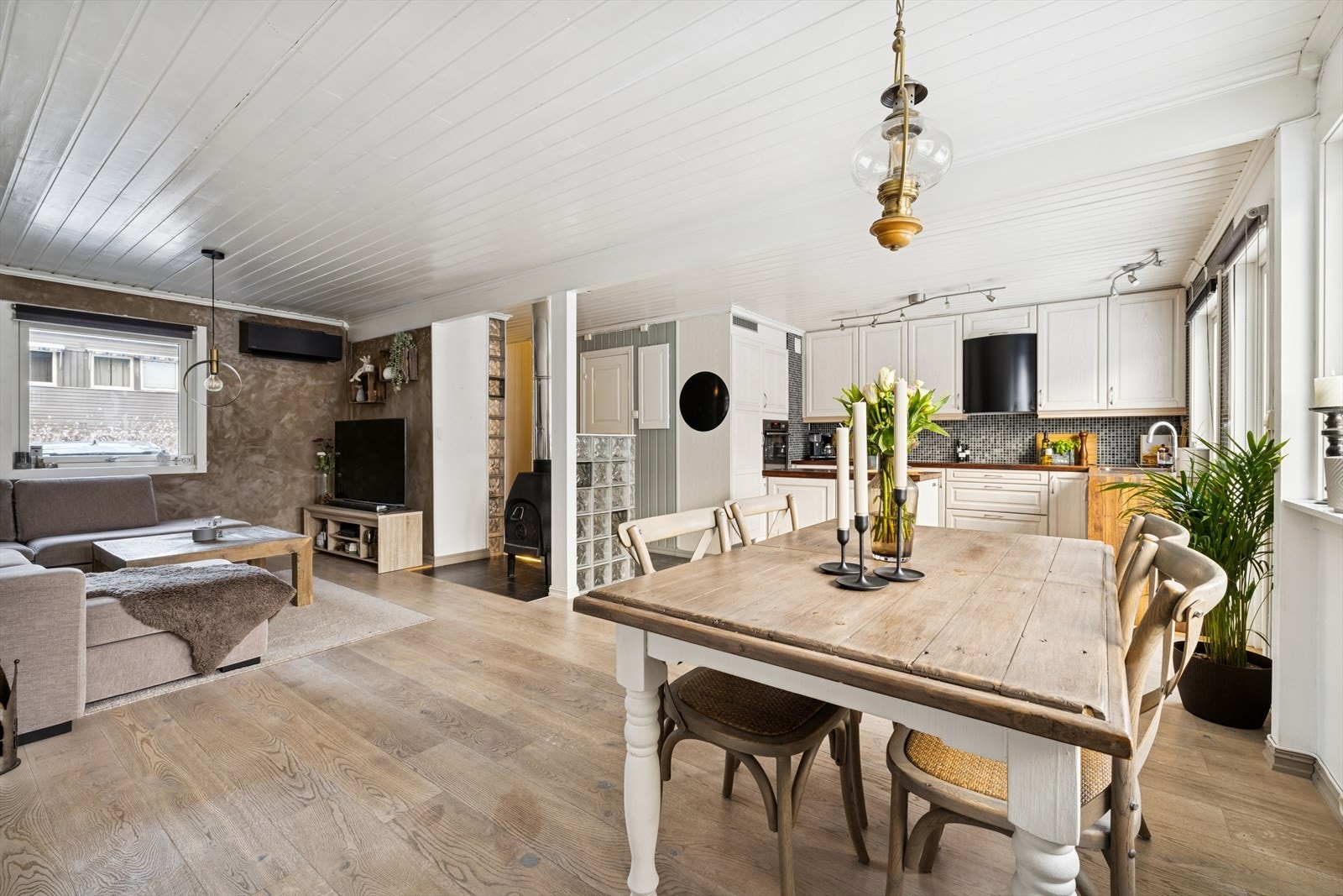 Her er det god plass til både sofagruppe og spisebord. Galleribilde