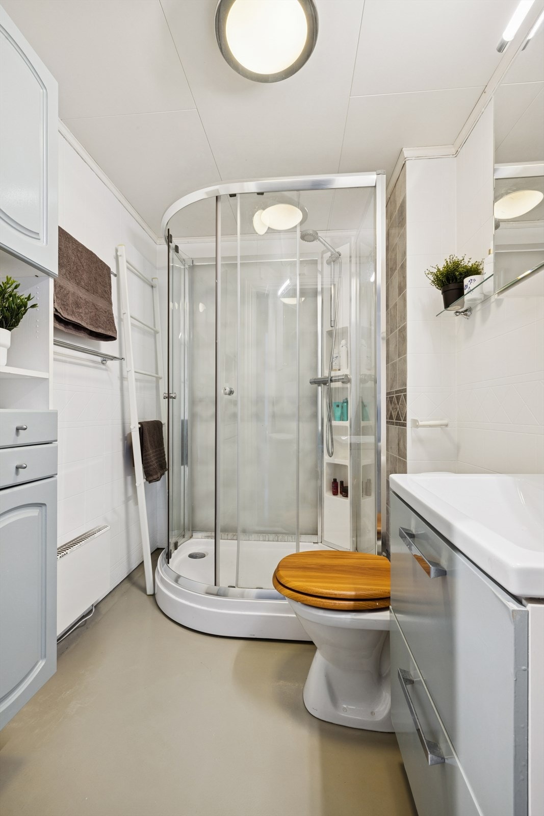 Baderom i 2.etasje som er utstyrt med dusjkabinett, gulvmonetert wc og servant med skuffer. Galleribilde