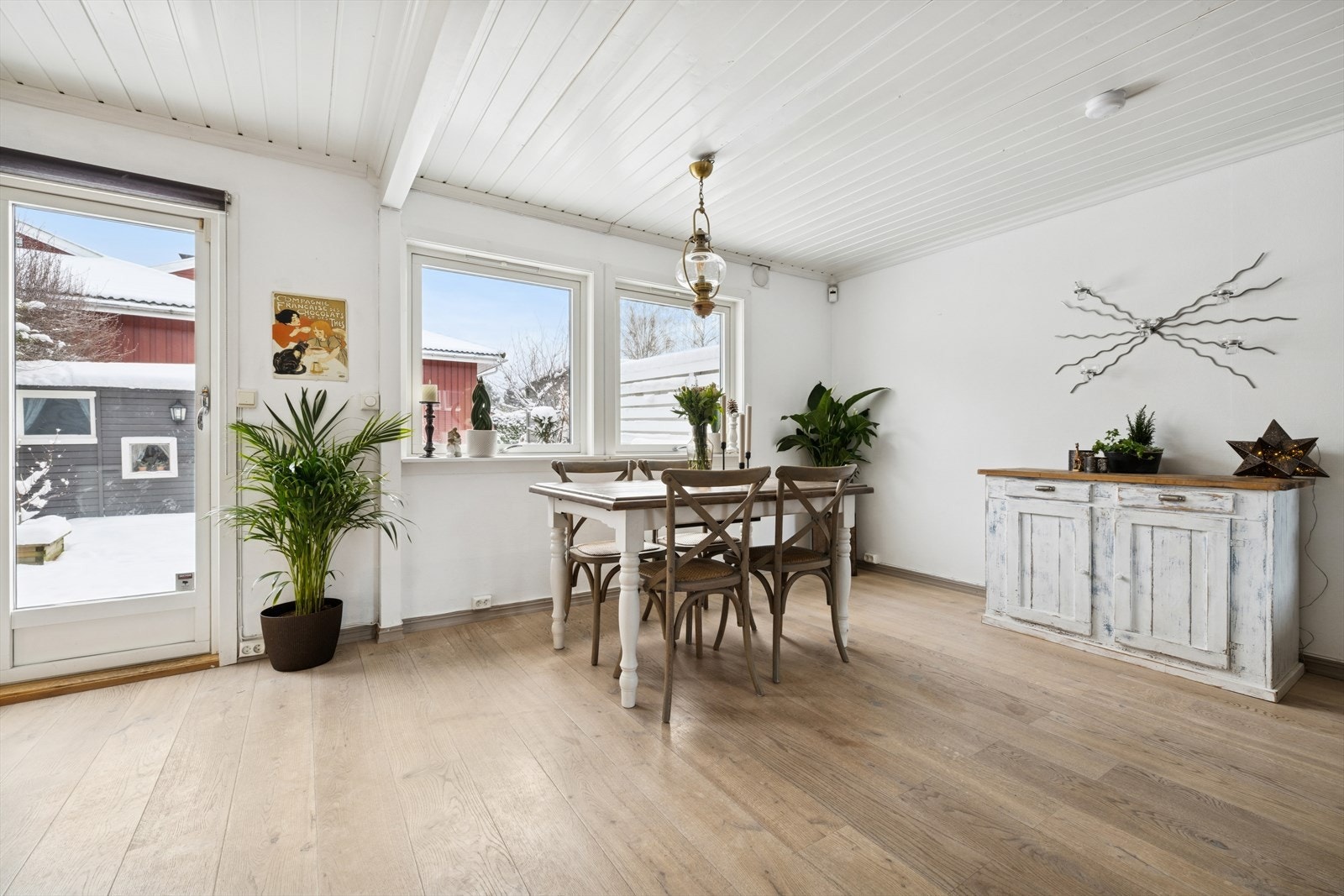 Fra stuen er det utgang til den herlige uteplassen. Galleribilde