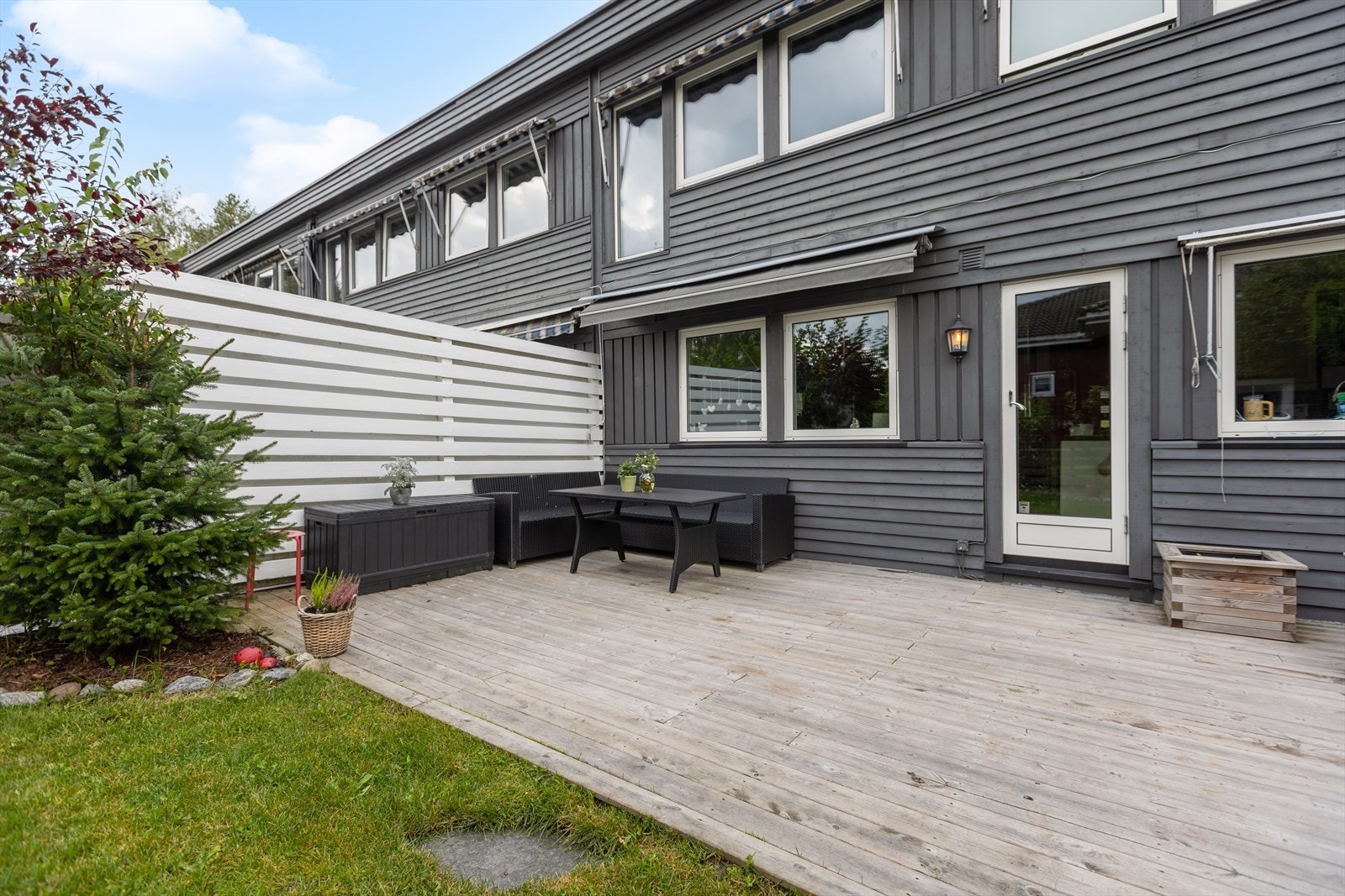 Flott opparbeidet hage- og terrasseområde med boltringsplass for hele familien. Galleribilde