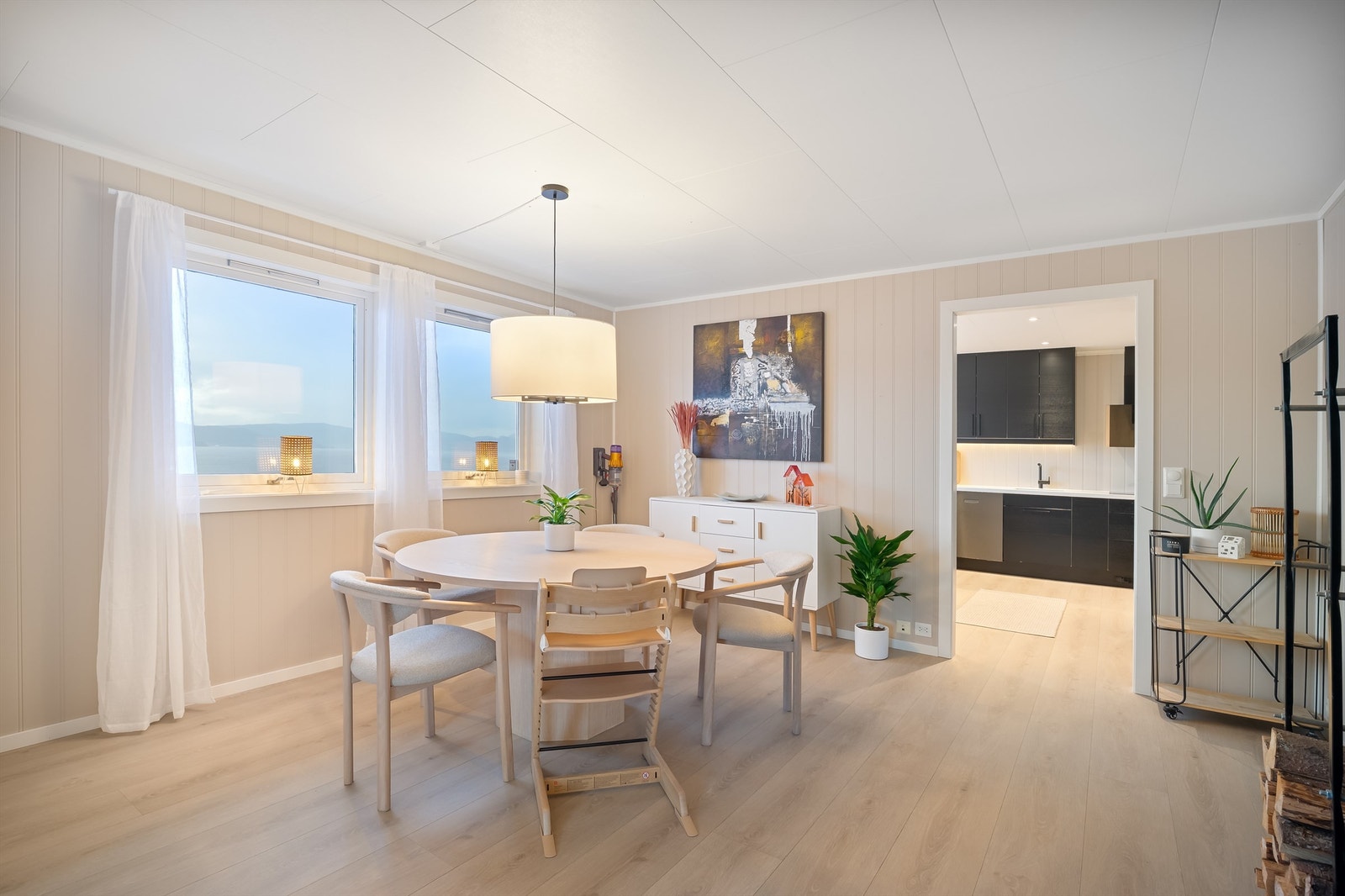 Spisestue med god plass til et spisebord. Galleribilde