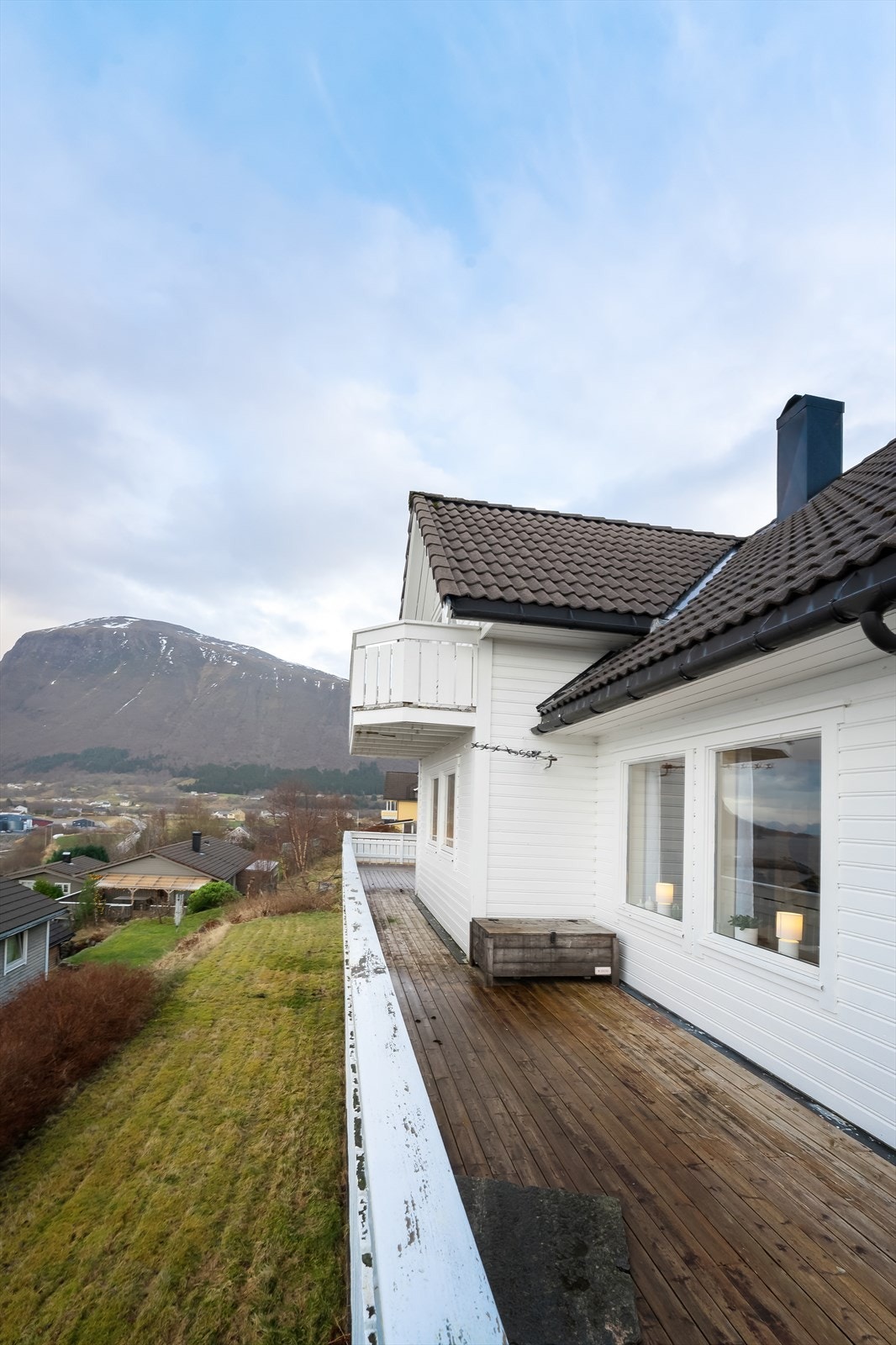 Boligen har en romslig veranda med god plass til utemøbler. Galleribilde